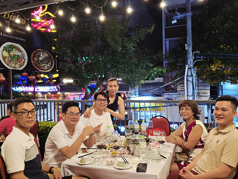 Thẩm phán, Kiểm sát viên, Công chứng viên, Chấp hành viên và Luật sư cùng xuất hiện trong một tấm ảnh